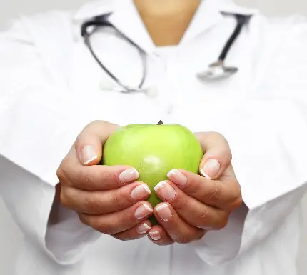 عکس استوک رایگان سیب در دست متخصص تغذیه برای پروفایل