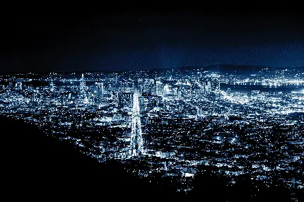 والپیپر 5K شهر و ساختمان های نورانی در شب برای کامپیوتر