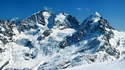 پس زمینه دسکتاپ کوهستان بلند و سرد با لباس سفید یک دست 