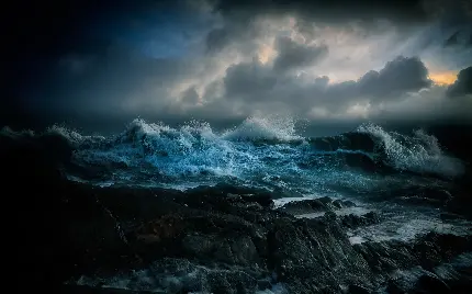  دانلود تصویر امواج خروشان اقیانوس زیر آسمان ابری و ترسناک برای والپیپر ویندوز 11