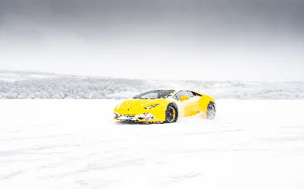 تصویر زمینه 5K ماشین زرد لوکس در میان برف ها برای کامپیوتر