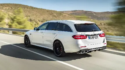 عکس باکیفیت مرسدس  AMG E63 سفید در میان جاده ها  