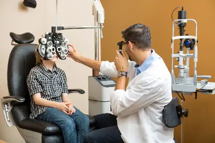 دانلود عکس چشم پزشک در حال معاینه بیمار با کیفیت عالی
