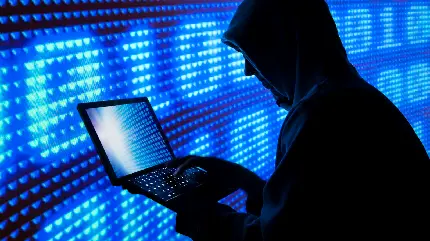 عکس مرد هکر و لپ تاپ بدست و در حال هک کردن سیستم های پیچیده