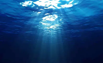 عکس داخل و اعماق اقیانوس با آب زلال و روشن