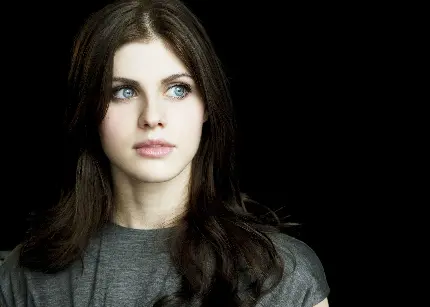 پس زمینه الکساندرا داداریو Alexandra Daddario با بک گراند مشکی