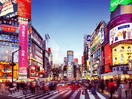 بک گراند چهار راه شلوغ شهر توکیو با تابلوهای تبلیغاتی 