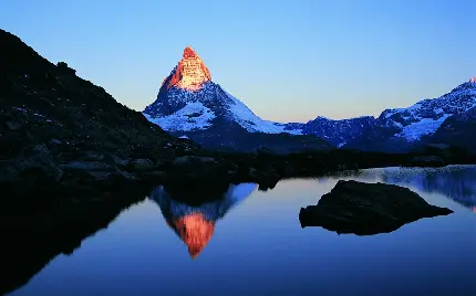 عکس پس زمینه کوه برای گوشی با کیفیت 4K با طرح غروب دلگیر با منظره کوهستان و رودخانه