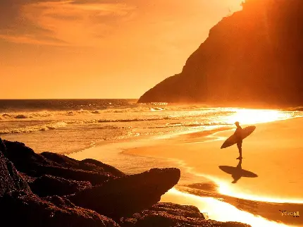 تصویری فوق العاده زیبا اقیانوس و موج سوار در غروب خورشید