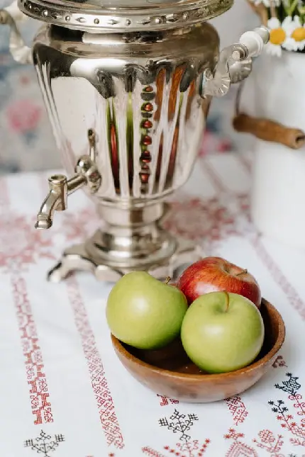 عکس ظرف پر از سیب های خوشمزه و متنوع برای عصرانه با کیفیت عالی