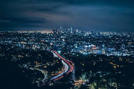 عکس شهر لس آنجلس با پیش زمینه بزرگراه و پس زمینه مرکز شهر