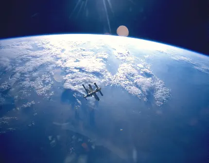 عکس زمینه واقعی فول از ناسا که سطح پهناور کره زمین با نوری کم داراست