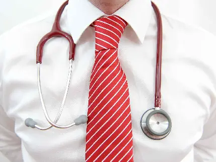 عکس پسر خوشتیپ با کراوات قرمز و لباس شغل سخت پزشکی