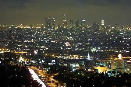تصویر زمینه مرکز شهر لس آنجلس با برج های تجاری و اداری در شب