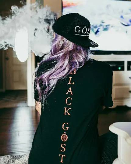 عکس سیگار در دست پسر طبیعی