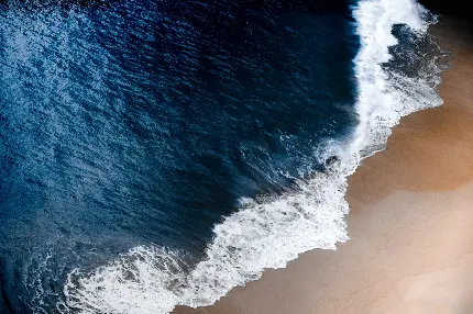 پس زمینه 5K امواج خروشان دریا در ساحل مخصوص لپ تاپ
