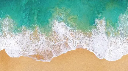 دانلود تصویر اقیانوس سبز آبی در ساحل خاکی با کیفیت 8k برای ساخت عکس نوشته و پروفایل شبکه های اجتماعی