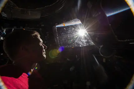 عکس نگاه کردن به خورشید توسط فضانورد ناسا در داخل سفینه فضایی