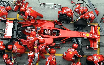 دانلود عکس جالب تعویض چرخ فراری F1 وسط مسابقه