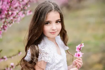 بک گراندی چشم نواز از دختربچه شیرین و دوست داشتنی در کنار شکوفه های گیلاس