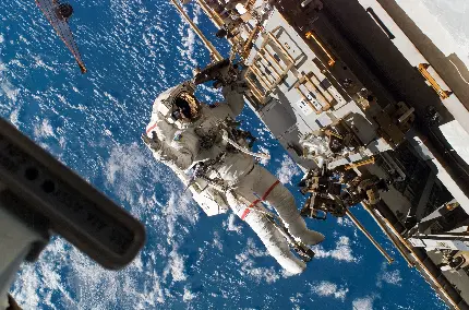 عکس فضانورد ناسا در حال تعمیر سفینه فضایی و کاوشگر