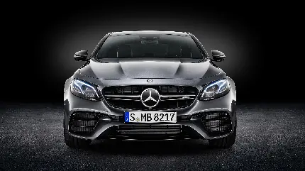 عکس باکیفیت مرسدس AMG E63 نقرەای در ژرفای تاریکی