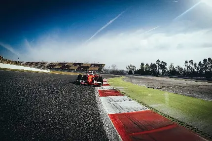 بک گراند اتومبیل فراری F1 از جلو در یک پیست وسیع از یک زاویه جالب