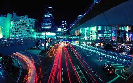 تصویر ثبت شده حرکات خودروها و به جا ماندن اثر چراغها در شب