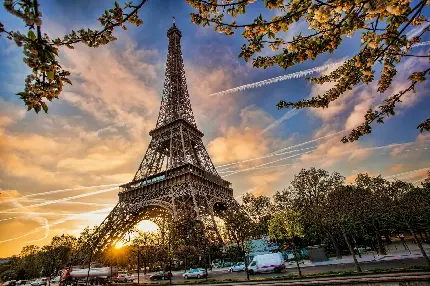 عکس با کیفیت برج ایفل از نمای پایین و آسمان ابری در پاریس