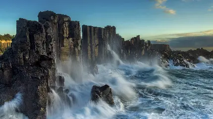 عکس جذر و مد دریا و امواجی که بر صخره ها می کوبند