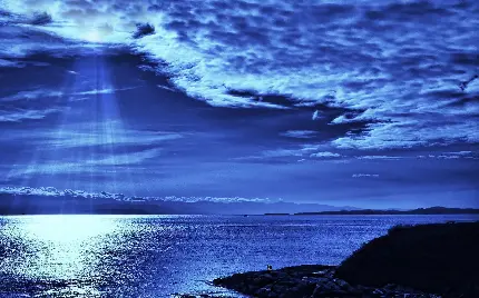 دانلود تصویر امواج زیبای اقیانوس در شب زیر تابش نور ماه با تم آبی رنگ مخصوص والپیپر و پروفایل و پست اینستاگرام