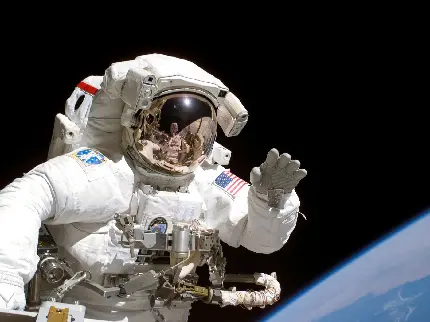 عکس فضانورد ناسا با لباس مخصوص ساخته کشور آمریکا با رنگ سفید