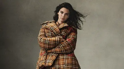دانلود تصویر Kendall Jenner کندال جنر با موهای پریشان و پالتوی خاص