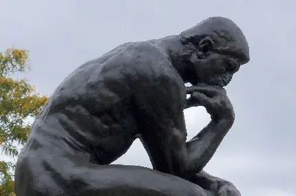 عکس مجسمه مرد در حال فکر و تفکر
