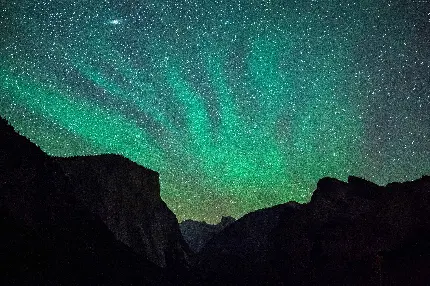 تصویر زمینه فضایی گوشی در حالت شفق قطبی و ستاره های درخشان