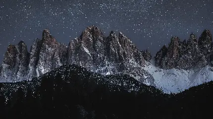 پس زمینه 9K کوهستان برفی زیر آسمان پرستاره شب برای کامپیوتر