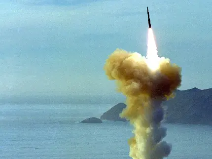دانلود تصویر پرتاب موشک از زیر دریا با قدرت بالا با کیفیت خوب