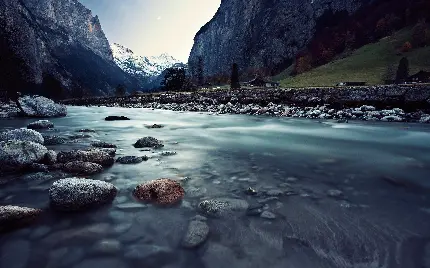 تصویر پس زمینه رودخانه جاری با طبیعت بکر کوهستانی در فصل زمستان