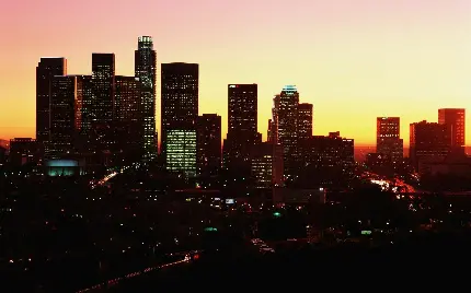 عکس شهر لس آنجلس در شب با ساختمان های مشهور مرکز شهر