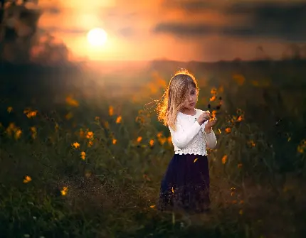 عکس زمینه بسیار عالی از دختربچه زیبا با موهای طلایی در میان مزرعه