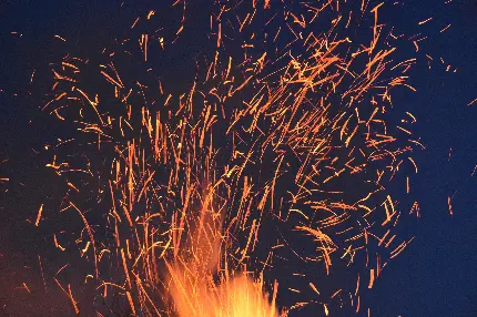 بک گراند خاص جرقه های آتش با کیفیت 5K مخصوص ویندوز 11