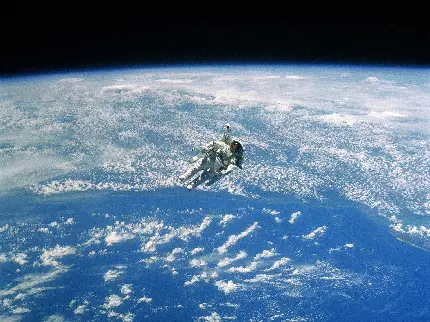 عکسی از فضانوردی بر فراز کره زمین واقعی از طرف سازمان ناسا باکیفیت عالی
