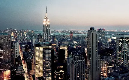 بک گراند و تصویر زمینه شهر نیویورک در شب با خیابانهای شلوغ و طویل