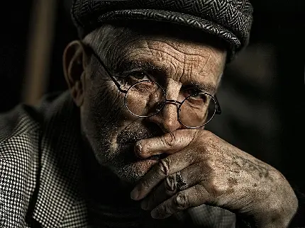 عکس پیرمرد در حال تفکر و فکر کردن برای پروفایل و پس زمینه