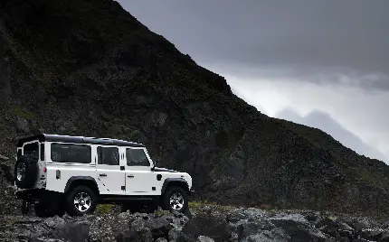 عکس شاسی بلند سفید رنگ و چهار در لندرور دیفندر Land Rover Defender