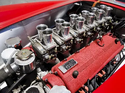 عکس داخل موتور 12 سیلندر ماشین فراری اسپرت با پوسته قرمز