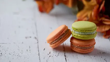 عکس زیبا و جذاب شیرینی ماکارون در رنگ قهوه ای و سبز