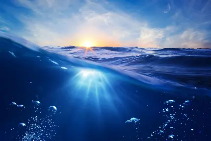 عکس زیبای داخل آب اقیانوس در هنگام غروب آفتاب