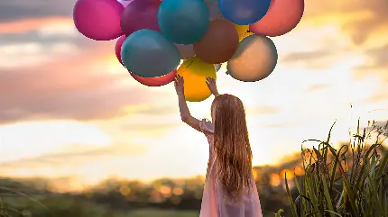 تصویر بک گراند زیبا از دختربچه مو بلند با بادکنک های رنگارنگ در دستش