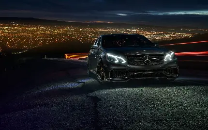 مرسدس AMG E63 مغرور در پس شلوغی و تاریکی شهر